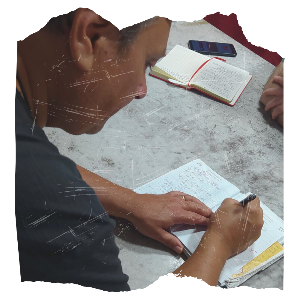 foto di lotto tony mentre scrive una previsione